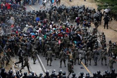 В Гватемале сотни нелегалов из Гондураса прорвались к границе с Мексикой