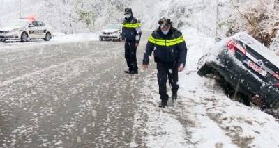ДТП на дорогах: в Аджарии борются с последствиями сильного снегопада - видео