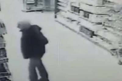 В Борисполе мужчина вогнал себе нож в грудь посреди супермаркета: видео самоубийства (18+)