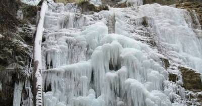 В Крыму замерз стометровый водопад Учан-Су (фото, видео)
