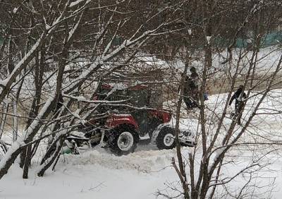 После гибели женщины к остановке в Дашково-Песочне пригнали трактор
