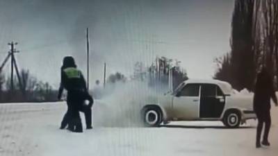 Инспекторы ДПС потушили загоревшуюся машину в Ростовской области. Видео