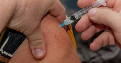 Все меньше украинцев готовы вакцинироваться от коронавируса, даже бесплатно — опрос