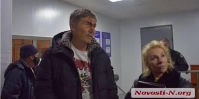 В Николаеве экс-нардеп с супругой устроили скандал в здании полиции после задержания за пьяное вождение — видео