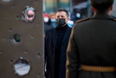 Зеленский в черном облачении почтил память воевавших за Донецк украинцев
