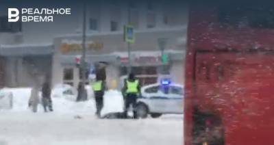 В Казани экипаж ДПС сбил на пешеходном переходе женщину — видео