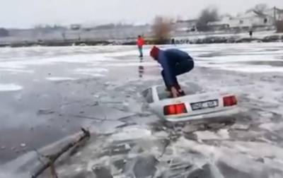 На Крещение Господне житель Молдавии искупал свой Audi
