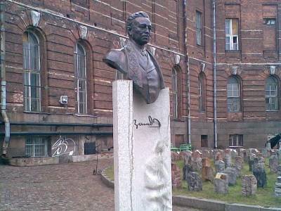 В Питере демонтируют памятник востоковеду-расисту