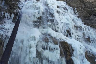 В Крыму застыл во льду самый высокий водопад: впечатляющие фото и видео