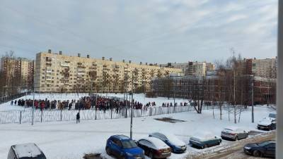 Гимназию № 513 Невского района эвакуировали из-за пожара в серверной