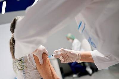 Половина украинцев отказалась прививаться от коронавируса даже бесплатно