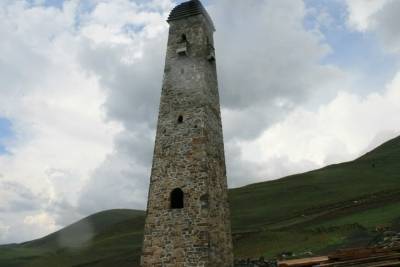 В Ингушетии демонтируют солнечные батареи на древних башнях