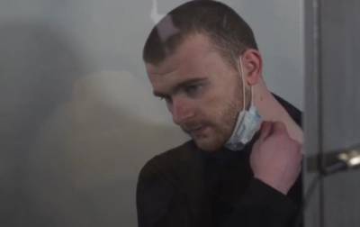 В одесском суде обвиняемый порезал себе шею. 18+