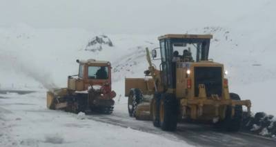 Дорогу к границе Грузии с Россией расчищают от снега