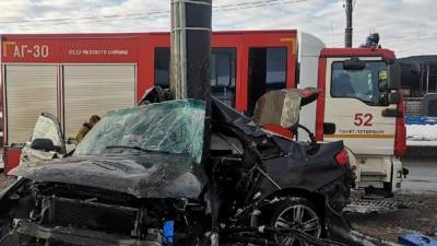 Владелец Audi на скорости врезался в столб на Индустриальном и погиб