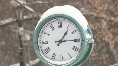 Москву в преддверии обещанной оттепели вновь начало засыпать снегом