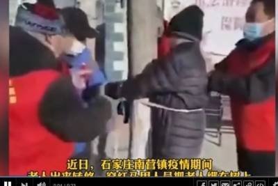 В Китае нарушившего карантин пенсионера привязали к столбу