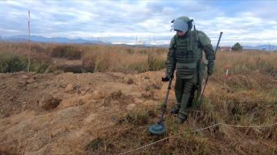 Российские саперы обезвредили 300 американских бомб в Лаосе