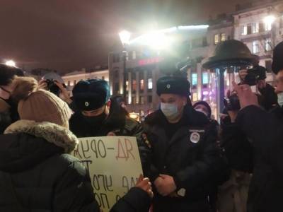 Депутат обвинил силовиков, задержавших людей на пикетах в поддержку Навального, в создании эпидемиологической угрозы