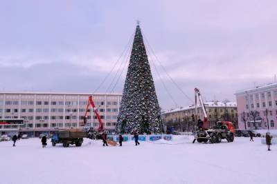 В Йошкар-Оле убирают главную новогоднюю елку