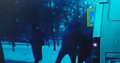 В Николаеве водитель чуть не сбил мужчину с ребенком, а потом набросился на них с кулаками (видео)