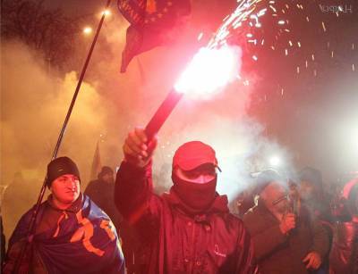 Украинские ультраправые группировки грозят Зеленскому «вооруженным «майданом»