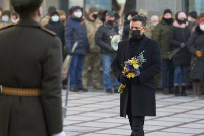 Зеленский возложил цветы к Памятному колоколу в честь 51 погибшего военного на Донбассе (фото)