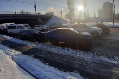 В Киеве столкнулись шесть авто: ДТП спровоцировала водитель Peugeot (фото, видео)