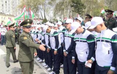 Таджикам официально разрешили откупаться деньгами от службы в армии