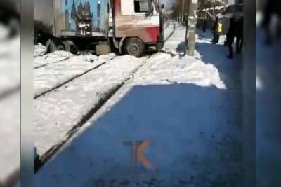 Из-за перекрывшего пути грузовика в Краснодаре четыре трамвая пустили в объезд