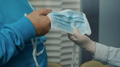Британские ученые: Разговоры при коронавирусе не менее опасны, чем кашель