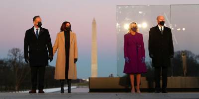 Накануне инаугурации. Джилл Байден и Камала Харрис выбрали неслучайные наряды для мемориальной службы в Вашингтоне