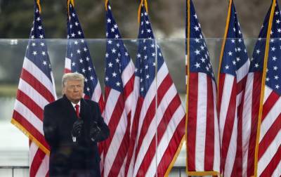 "Тем или иным способом": Трамп покинул Вашингтон, но обещал вернуться