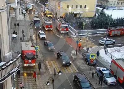 Движение на Пятницкой улице затруднено из-за возгорания