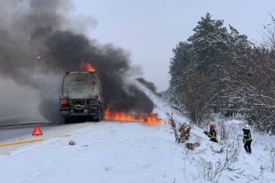 В Ровенской области на ходу вспыхнул бензовоз: фото и видео пожара