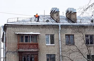 Крыши петербургских домов начнут убирать от снега в усиленном режиме