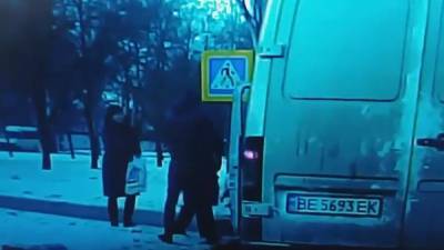 В Николаеве водитель набросился на пешехода с ребенком, а сначала едва не сбил его: видео - 24tv.ua - Киев - Одесса - Новости
