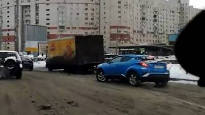 По «каше» в ДТП – в Петербурге столкнулись грузовик и легковушка
