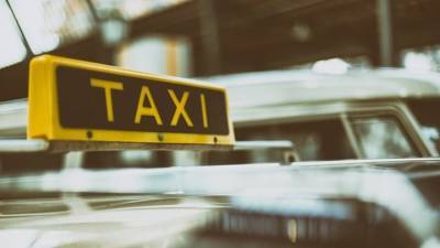 Таксист повозил пассажирку по терминалам Шереметьева за 17 тысяч
