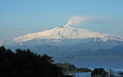 В Италии растет активность вулкана Этна. Власти объявили предупреждение