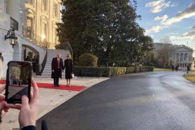 Дональд и Меланья Трамп покинули Белый дом