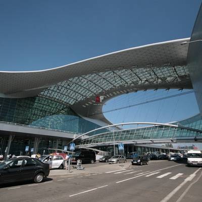 Таксист заставил пассажирку заплатить 17.000 рублей за поездку между терминалами