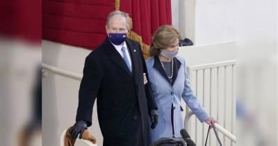 Джордж Буш чудом поймал шарф, слетевший с него перед инаугурацией Байдена