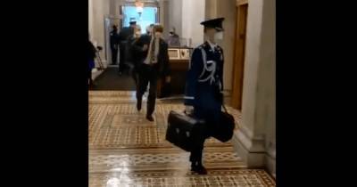 По новой процедуре: Джо Байдену передали ядерные чемоданчики (видео)