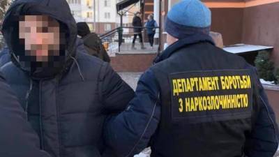 Продавал "липовые" справки о COVID-19: в Киеве поймали предприимчивого мошенника