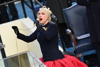 Золотая брошь и черная лента в волосах: в чем Леди Гага выступила на инаугурации Байдена (фото)