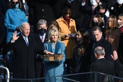 Дональд Трамп - Джордж Вашингтон - Джо Байден - Фото дня: Джо Байден принес президентскую присягу, положив руку на Библию - enovosty.com - США - Вашингтон - Нью-Йорк