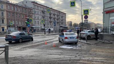 В Петербурге после ДТП машина сбила пешехода на тротуаре