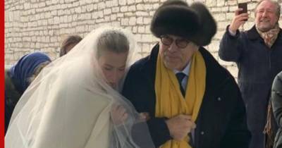 Юлия Высоцкая впервые показала фотографию с венчания с Кончаловским