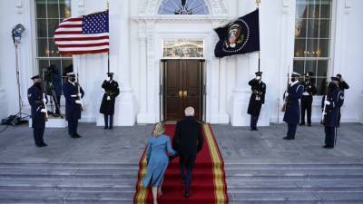 Новый президент США прибыл в Белый дом